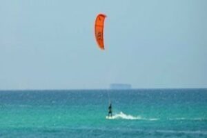 Una persona fallece en un accidente de Kitesurf y otra se da a la fuga en la playa de Los Lances