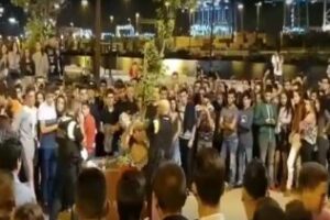 Vídeo de la detención de una persona en el botellón del LLano Amarllo