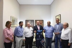 Landaluce recibe la equipación oficial del Club Deportivo UDEA Baloncesto Algeciras