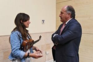 La algecireña Wendy Gara presenta sus proyectos artísticos al alcalde