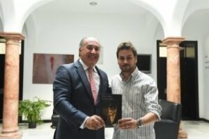 El escritor Jaco Peña presenta el primer ejemplar de su nuevo libro