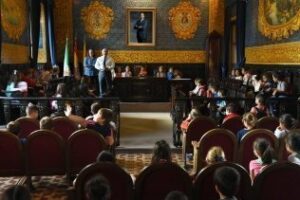 Escolares de Primaria del CEIP San García visitan el Salón de Plenos del Ayuntamiento