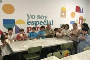 Los pequeños se acercan a la cerámica del siglo XVII en el Sabadeo en el Museo"