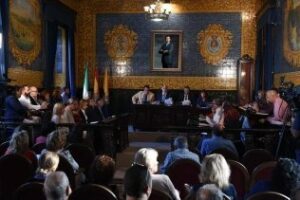 El pleno aprueba prorrogar la gestión de la explotación de la estación de autobuses