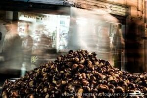 Miles de personas abarrotan el mercado y sus alrededores en la Noche de Tosantos