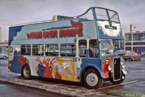 El bus del recordado grupo británico "Wings" embarcó ayer en Algeciras