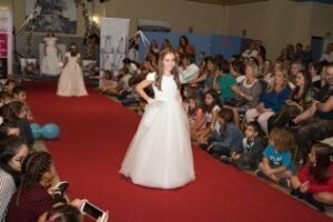 Bodas & Comuniones del Estrecho INUNDADA ante la abrumadora multitud