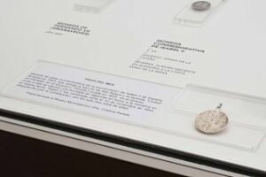 La medalla de la proclamación de Isabel II de España: protagonista de la pieza del mes