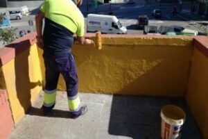 Finalizan los trabajos para eliminar las pintadas del entorno del colegio Los Alcornocales"