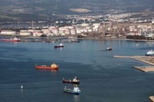 Un colectivo ecologista denuncia la explosión de un buque en la Bahía de Algeciras