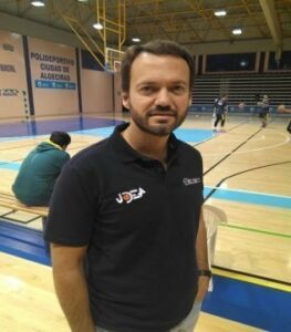 Un médico del Hospital Punta de Europa colabora con el club de Baloncesto ICOM UDEA de Algeciras