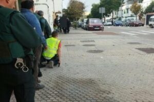 Se escapa el hombre atrincherado en Algeciras tras herir de un disparo a un guardia civil