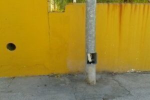 Podemos solicita que se cubra una farola con cableado suelto cerca colegio Los Arcos del Cobre