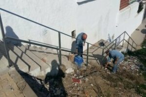 Operarios de Vías y Obras reparan dos barandillas en El Saladillo