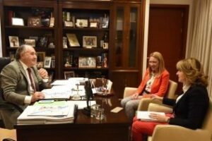 La fotógrafa Laura Moreno presenta sus proyectos al alcalde