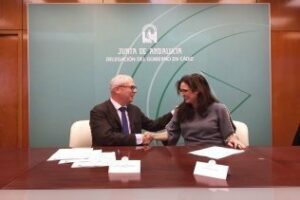 La Junta y el Ayuntamiento firman un convenio para que los menores puedan acogerse a medidas judiciales