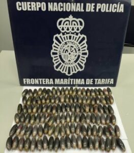 Cuatro personas son detenidas en Tarifa al llevar bellotas de hachís en sus cavidades corporales