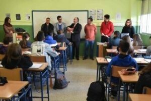 Alumnos del IES García Lorca reciben ejemplares de la Constitución