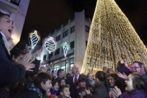 El alumbrado extraordinario de Navidad ya luce en las calles de la ciudad