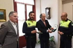 Los policías locales que salvaron la vida a un bebé de 12 días han sido condecorados