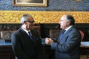 El expresidente de la asociación belenista, Juan Mauricio Forner, recibe la insignia de la ciudad