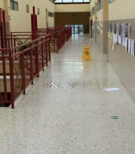 IU denuncia el mal estado del CEIP Mediterráneo tras las últimas lluvias