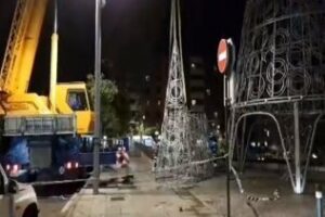 Retiran por motivos de seguridad el árbol navideño ubicado en la bajada de la avenida Blas Infante