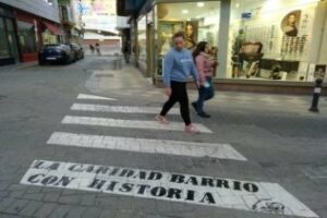 Los pasos de peatones de la Zona Sur de Algeciras se llenan de mensajes positivos