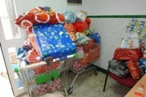 La Coordinadora Solidaria del Puerto ha hecho una entrega de juguetes en muestra de solidaridad