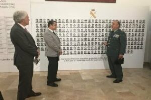 Antonio Sanz, ha visitado la exposición "La Guardia Civil frente al terrorismo, por la libertad, por las víctimas"