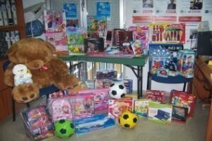 Colaboración activa de la UNED en la recogida de juguetes de Barrio Vivo