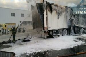 Incendiado un camión de pulpo congelado