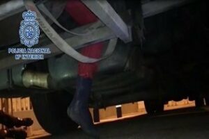 La Policía Nacional localiza a menor que viajaba en los ejes de un autobús