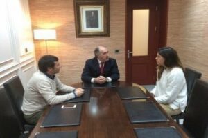 La patinadora algecireña Andrea Benítez, campeona de España de skateboarding, visita la ciudad