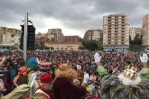 25.000 personas participan un año más en el tradicional Arrastre de Latas