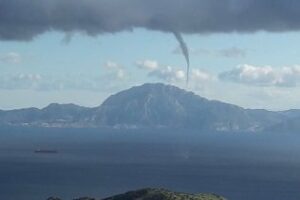 El Estrecho muestra una tromba marina con todo su esplendor (video)