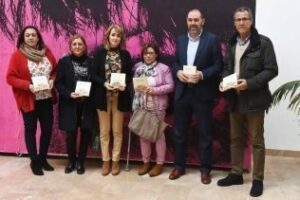 Presentado el libro Manojitos, que edita la Diputación a beneficio de Enfermos de Parkinson