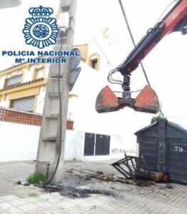 La Policía Nacional detiene a un hombre por incendiar varios contenedores de basura