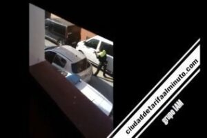 La Policía Local de Tarifa, pistola en mano, realiza un peligroso arresto (VIDEO)