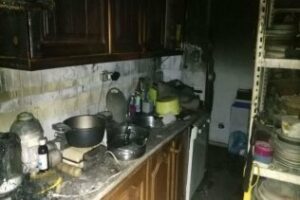 Los Bomberos del CBPC controlan y extinguen un incendio en la última planta de una urbanización