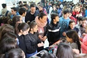 El IES Isla Verde celebra su mercadillo solidario en el Día Escolar de la No Violencia y la Paz