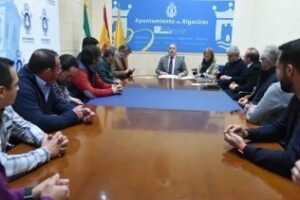 El alcalde se reúne con los comerciantes de Playa Getares