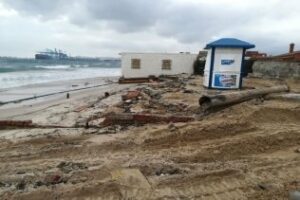 El Gobierno inspecciona los daños causados por la borrasca Enma en varias playas de la costa gaditana