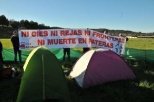 CGT ocupa los terrenos de Botafuegos donde el Gobierno proyecta construir un CIE