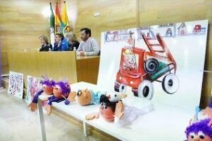 La Asociación "Por un sonrisa" aborda el cáncer infantil con la historia de marionetas