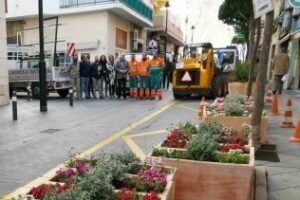 Parques y Jardines continua con la ornamentación floral de la calle Alfonso XI