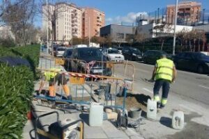 Vías y Obras repara el acerado de la avenida Ramón Puyol