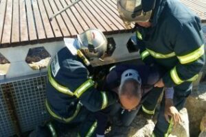 Los Bomberos de Algeciras rescatan a un pescador accidentado en las rocas de El Saladillo