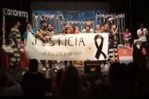 El pasodoble homenaje a las víctimas del 100%FUN arranca lágrimas y eriza la piel del teatro de Tarifa