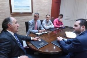 El alcalde se reúne con la empresa adjudicataria de la Acera de la Marina para conocer el plan de obras